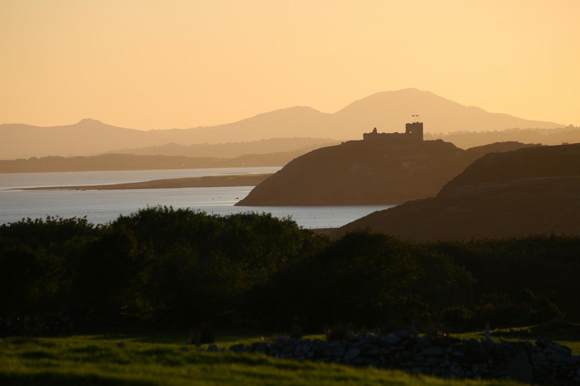 Glan Y Mor, Sleeps 20, 8 Bedrooms, 8 Bathrooms, Seafront, Criccieth Esterno foto