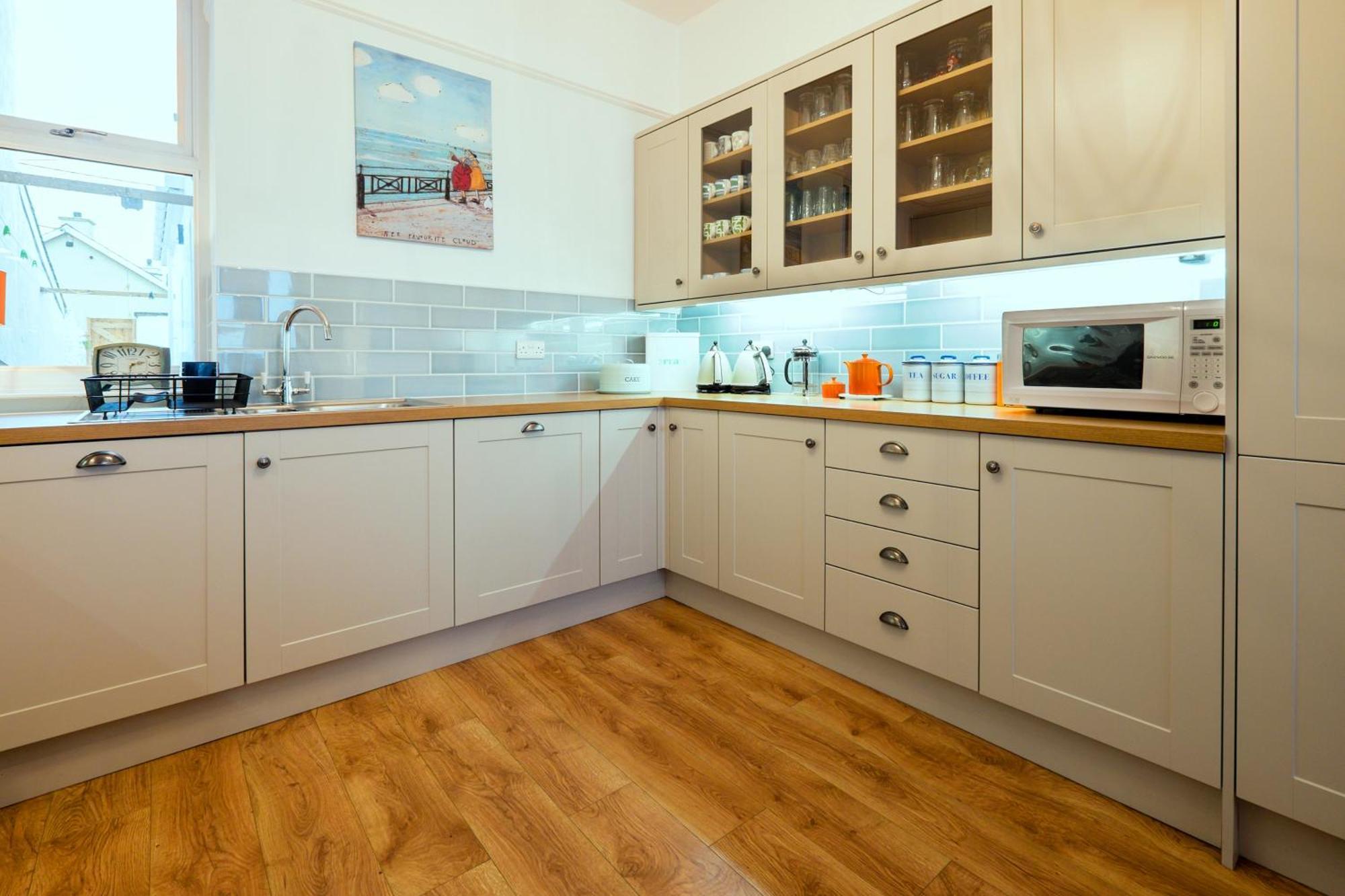 Glan Y Mor, Sleeps 20, 8 Bedrooms, 8 Bathrooms, Seafront, Criccieth Esterno foto