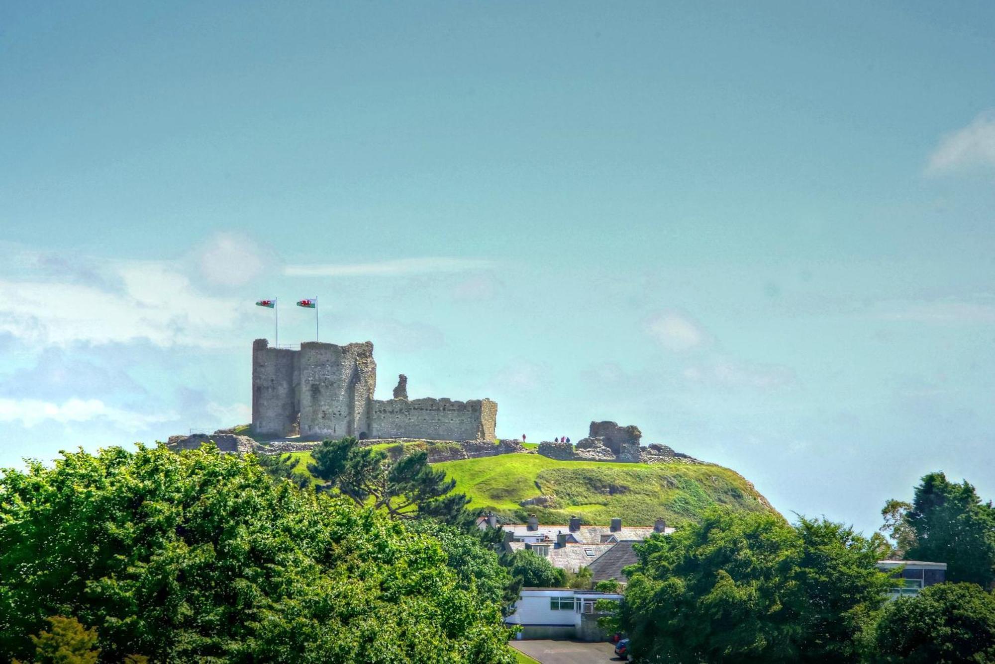 Glan Y Mor, Sleeps 20, 8 Bedrooms, 8 Bathrooms, Seafront, Criccieth Esterno foto